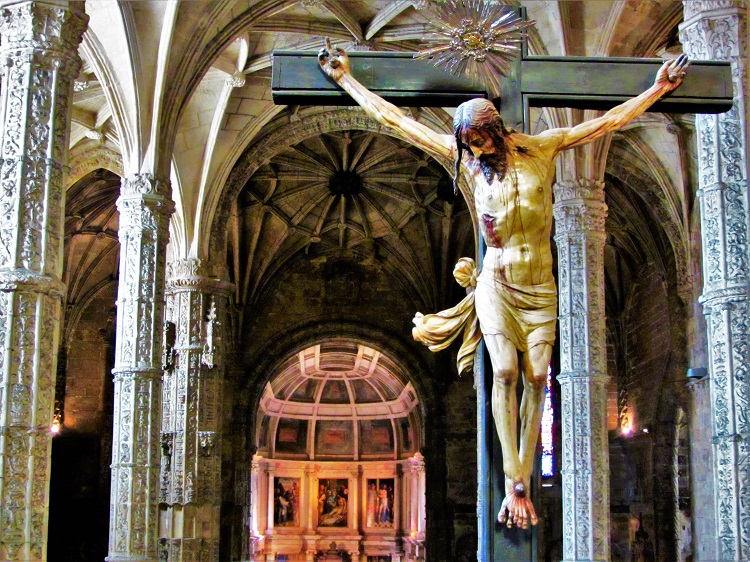 I just love this shot inside the church at Jerónimos Monastery