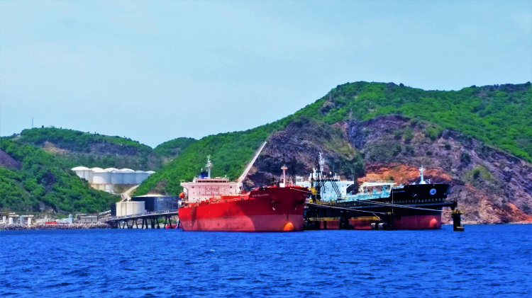When sailing around the northern part of Statia you will find a massive oil transfer site
